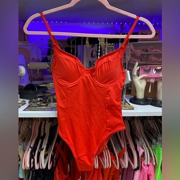 NWT Good American Showoff One Piece
Swimsuit various sizes - Picture 7 of 11